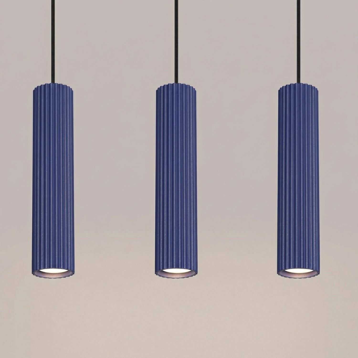 Suspension Karbon 3 tubes barre bleu outremer, vue rapprochée