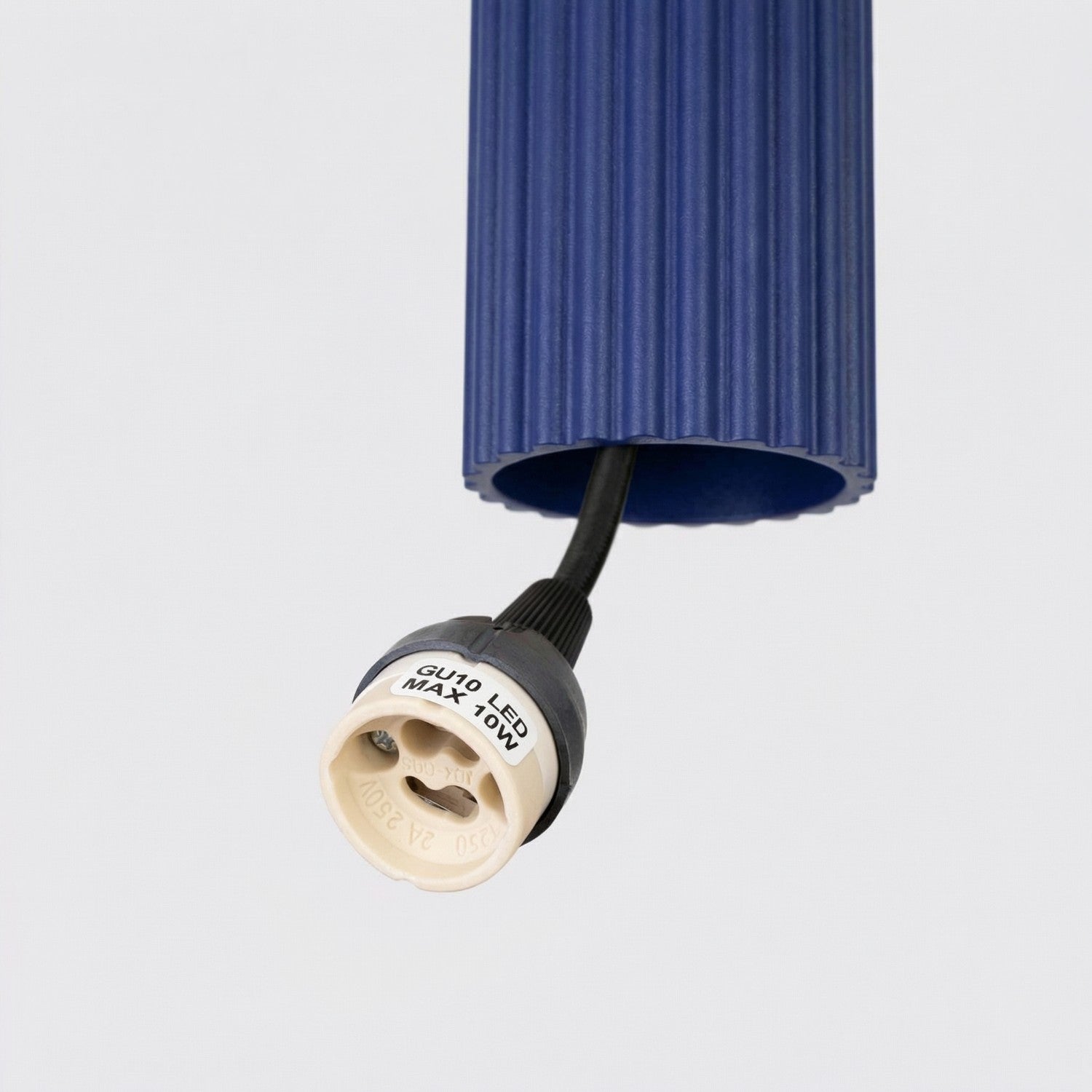 Suspension Karbon 3 tubes barre bleu outremer dans un intérieur
