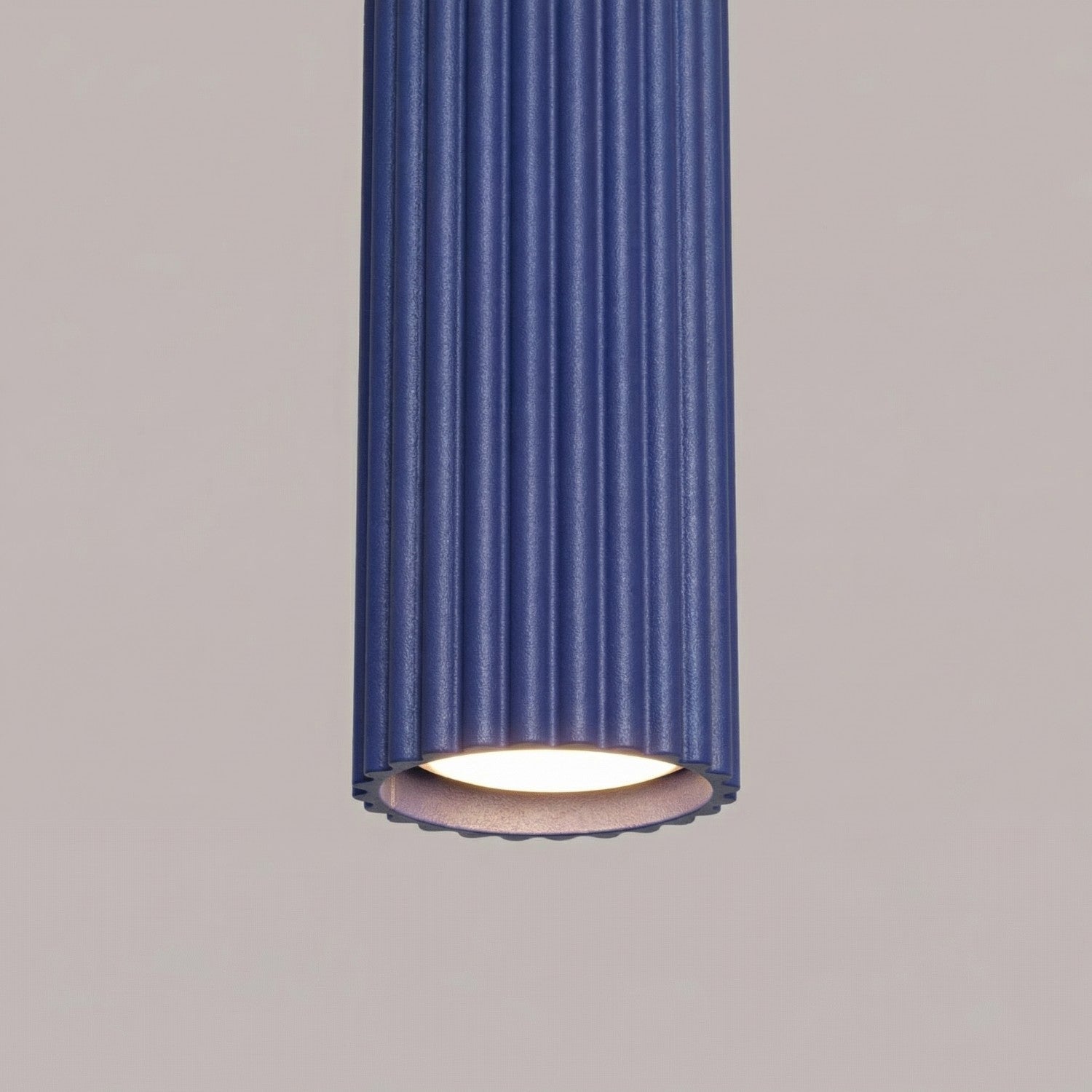 Suspension Karbon 3 tubes barre bleu outremer en ambiance