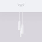 Suspension Karbon 3 tubes grappe blanc installée au-dessus d'une table