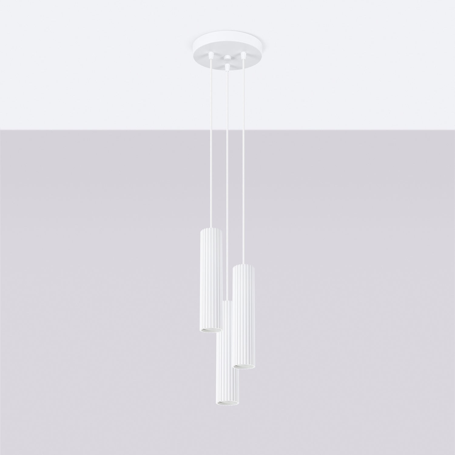 Suspension Karbon 3 tubes grappe blanc installée au-dessus d'une table