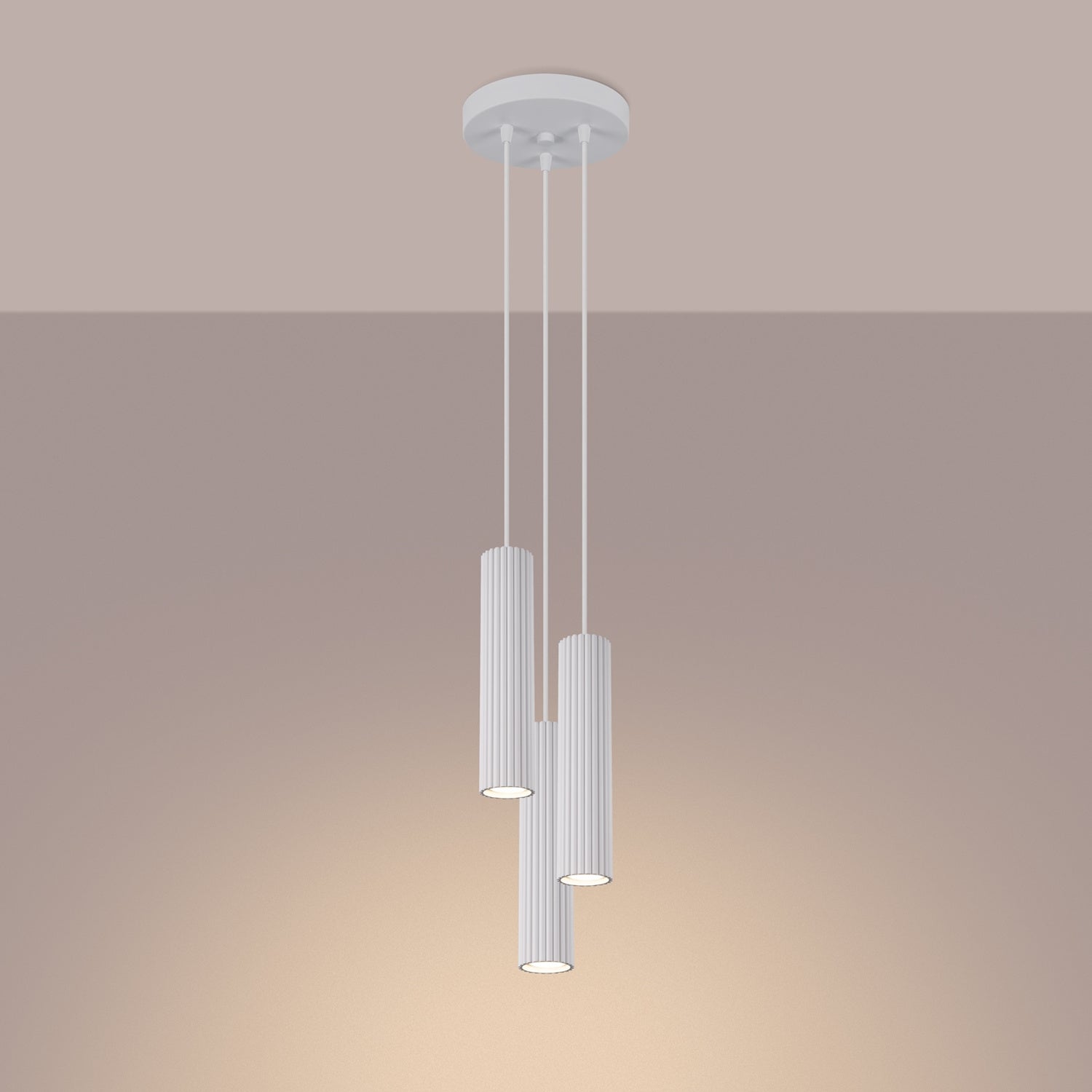 Suspension Karbon 3 tubes grappe blanc allumée, trois faisceaux croisés