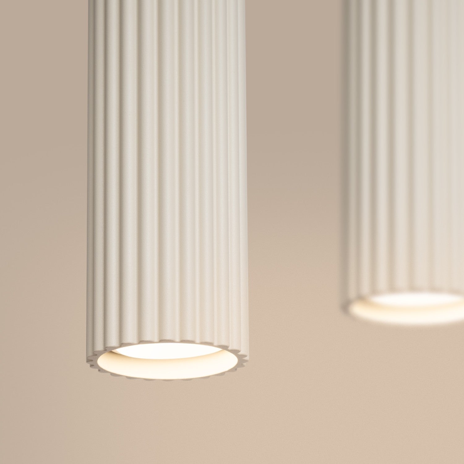 Suspension Karbon 4 tubes barre beige, vue rapprochée