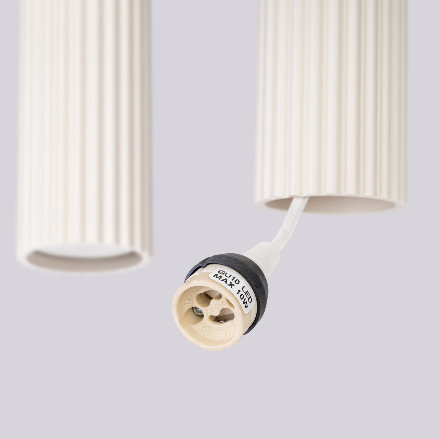 Suspension Karbon 4 tubes barre beige en ambiance