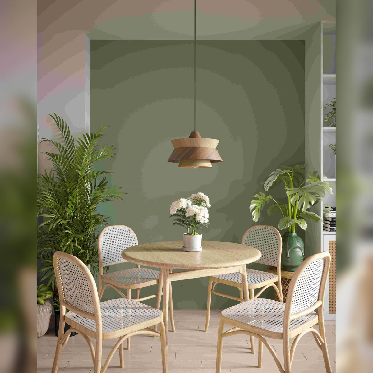 Suspension Kioto en bois clair et foncé au-dessus d'une table ronde en bois entourée de chaises cannées