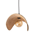 Suspension Koshi I vue de dessous avec sa vannerie de rotin et une ampoule globe ambrée