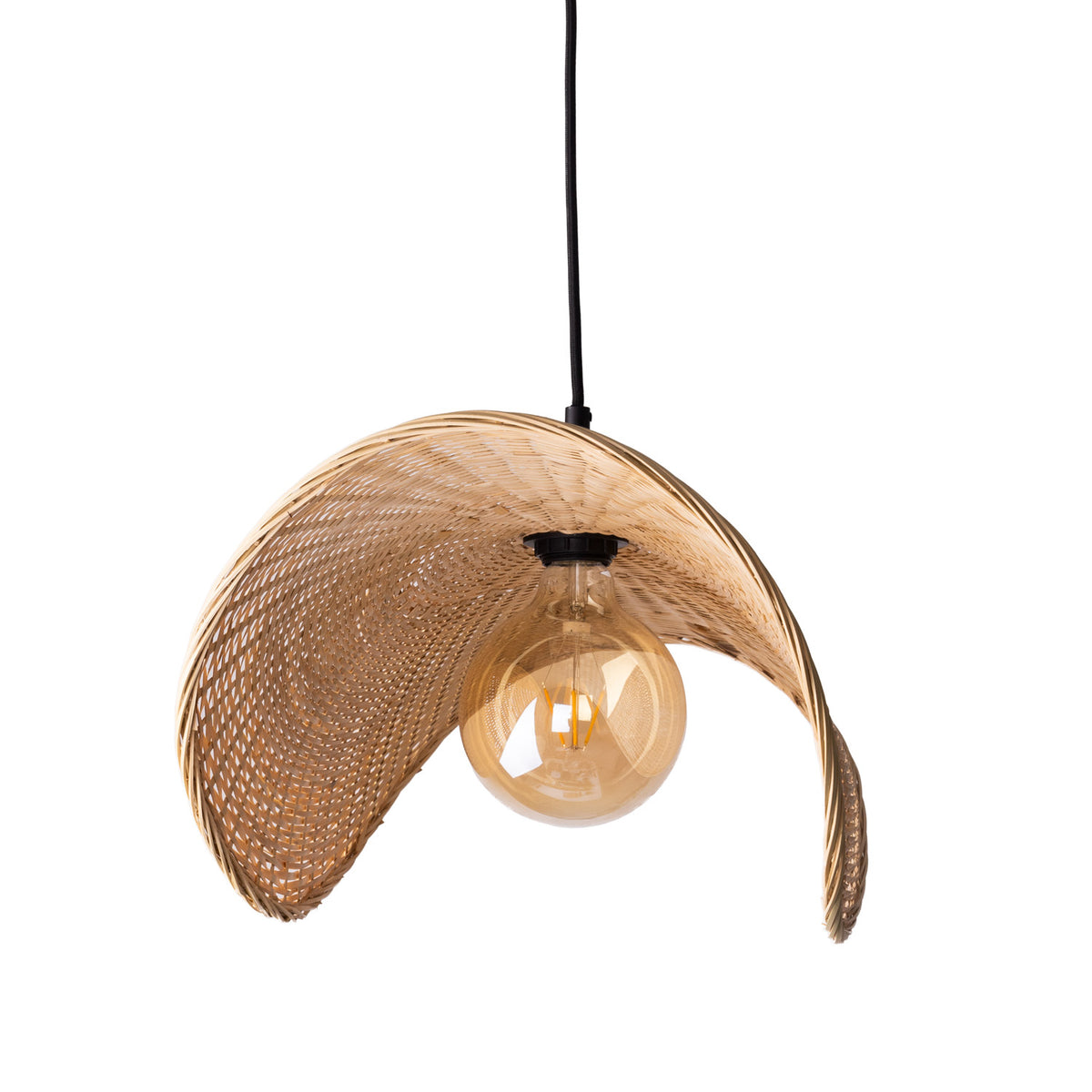 Suspension Koshi I vue de dessous avec sa vannerie de rotin et une ampoule globe ambrée