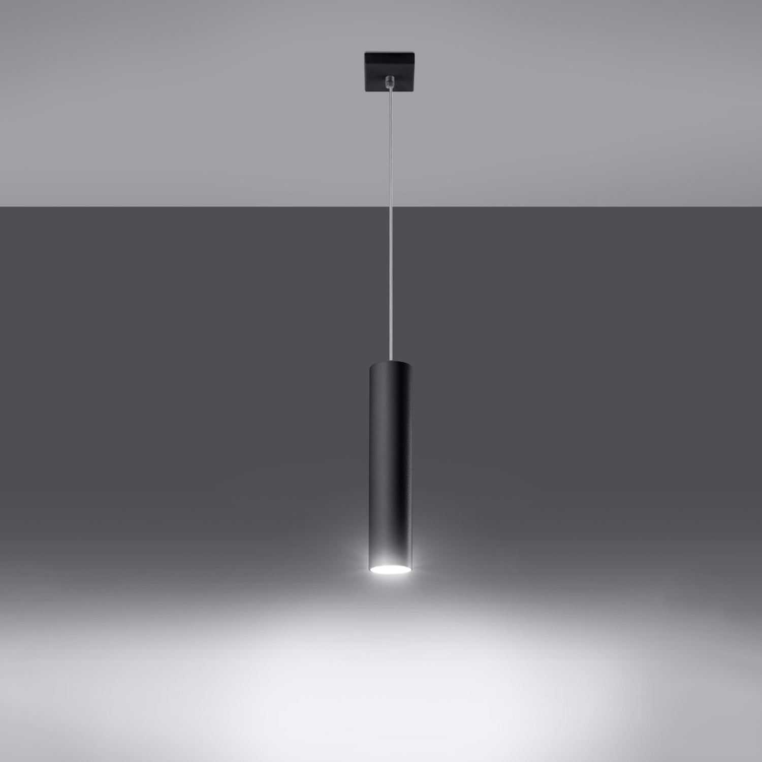 Suspension Lagos noire allumée, faisceau de lumière dirigé vers le bas