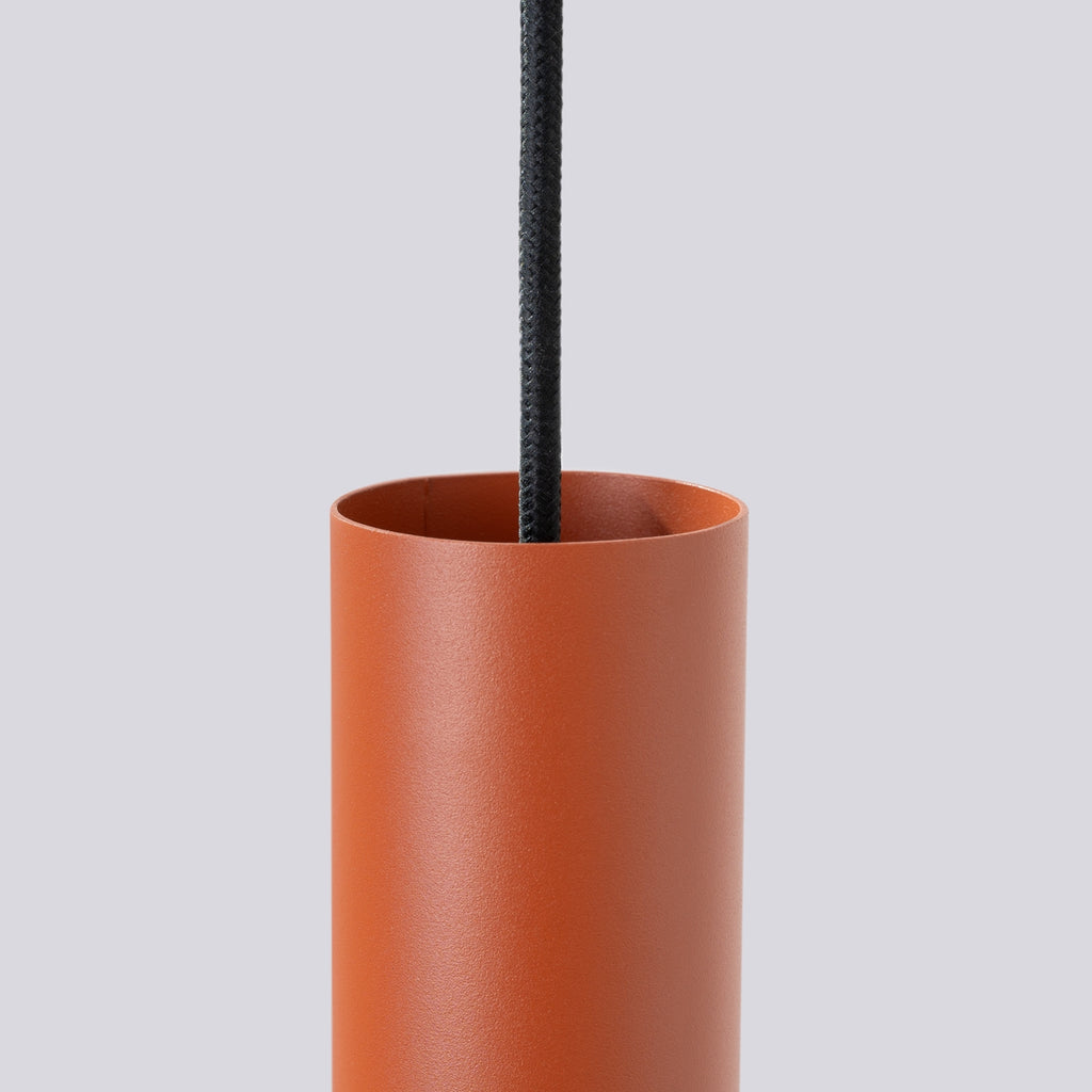 Suspension Lagos 1 lumière métal rouge ocre GU10, gros plan allumé