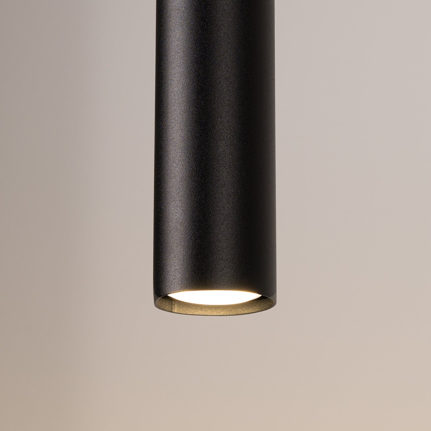 Suspension Lagos 2 en grappe métal noir GU10, détail du tube