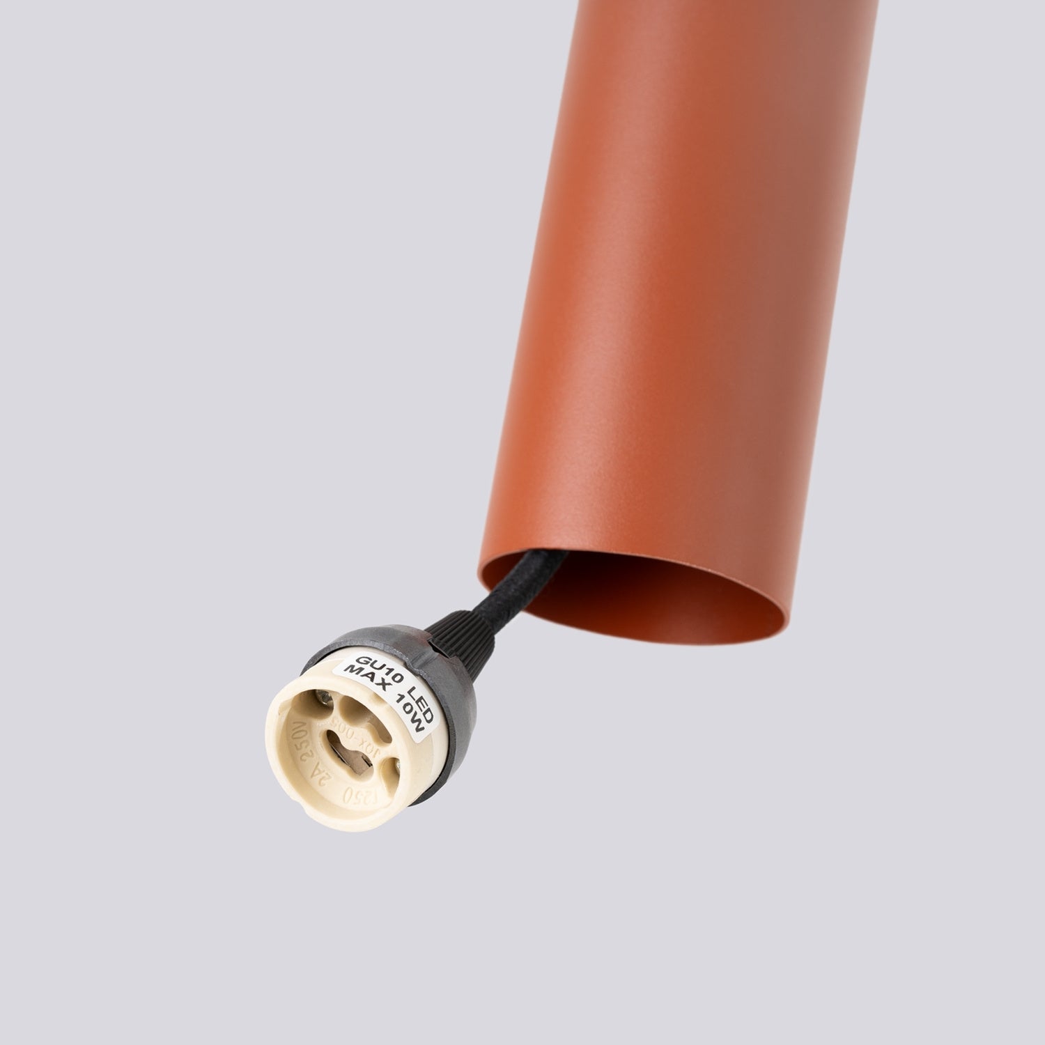 Suspension Lagos 3 en grappe métal rouge ocre GU10, gros plan allumé