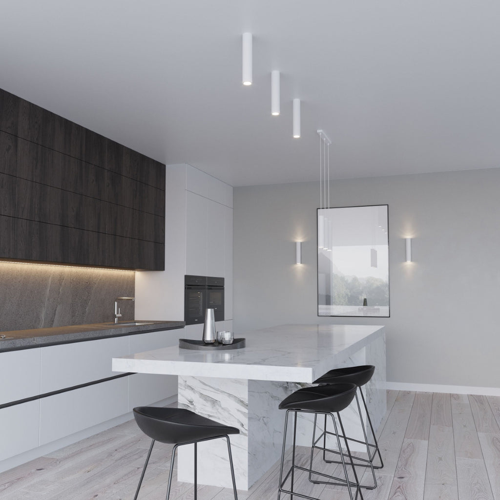 Suspension Lagos triple blanche au-dessus d'un îlot dans une cuisine moderne