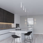 Suspension Lagos triple blanche au-dessus d'un îlot dans une cuisine moderne