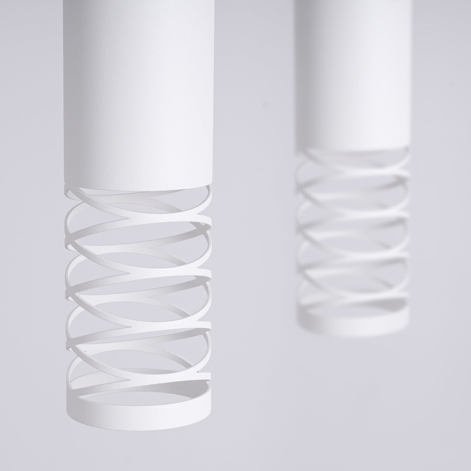 Suspension Lami 2 tubes ajourés acier blanc GU10, faisceau vers le bas