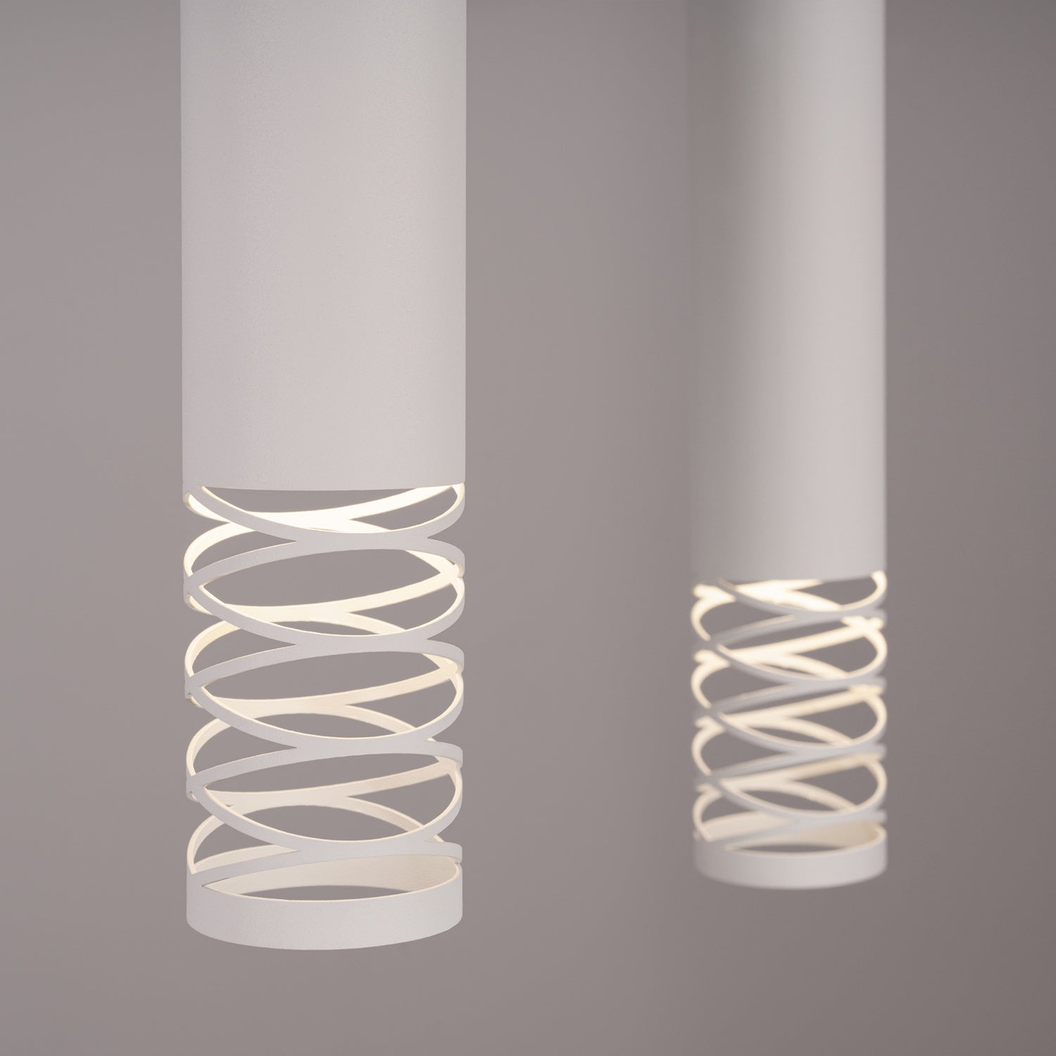 Suspension Lami 2 tubes ajourés acier blanc GU10, détail de la bande ajourée