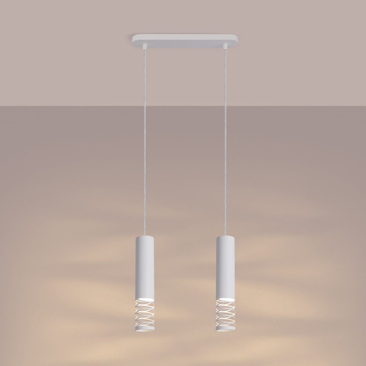 Suspension Lami 2 allumée avec la lumière qui filtre par la découpe en spirale des deux tubes