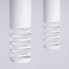 Gros plan sur la découpe en spirale des tubes en acier blanc mat de la suspension Lami 2