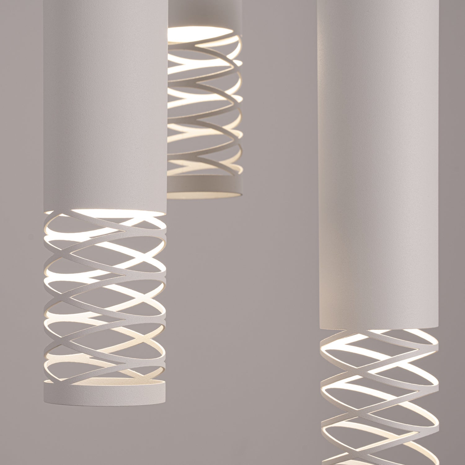 Suspension Lami 3 tubes ajourés en grappe acier blanc GU10, faisceau vers le bas