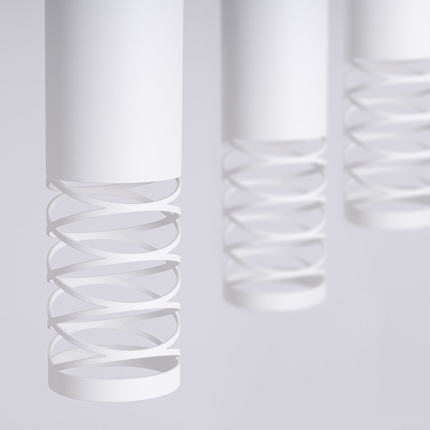 Suspension Lami 3 tubes ajourés en ligne acier blanc GU10, faisceau vers le bas