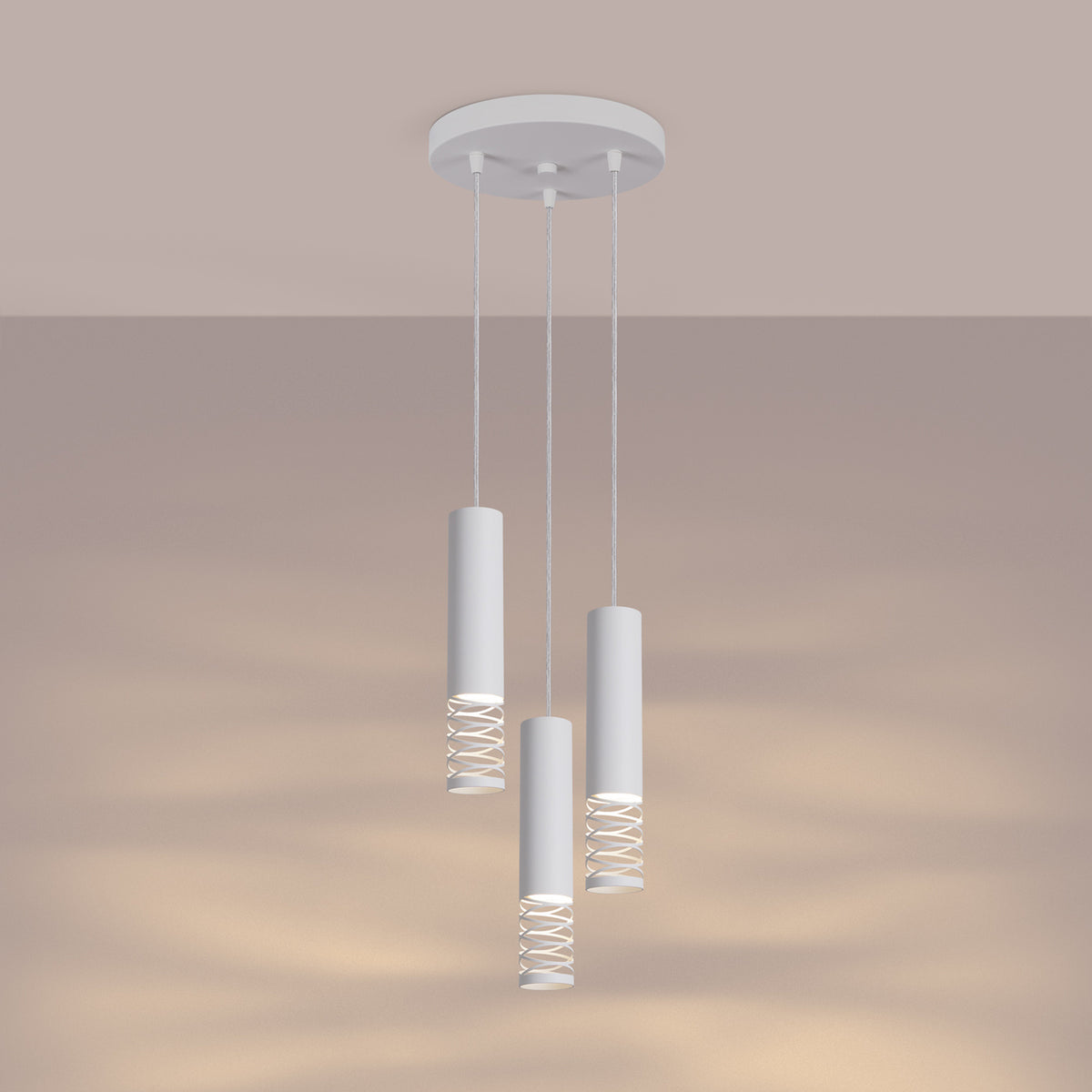 Suspension Lami 3 en grappe allumée avec la lumière qui filtre par la découpe en spirale