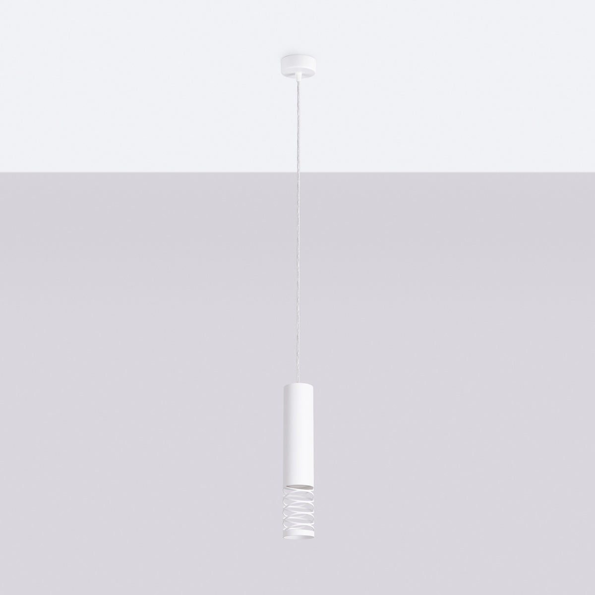 Suspension Lami en acier blanc fixée à un plafond blanc au bout de son câble transparent