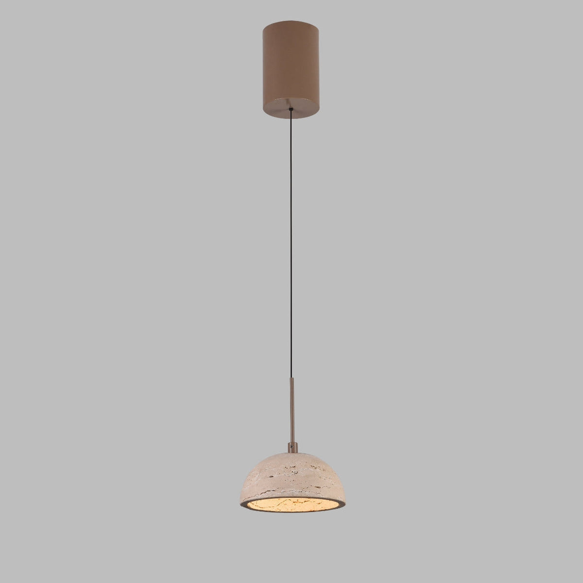 Suspension Cuccina en travertin beige allumée vue de face