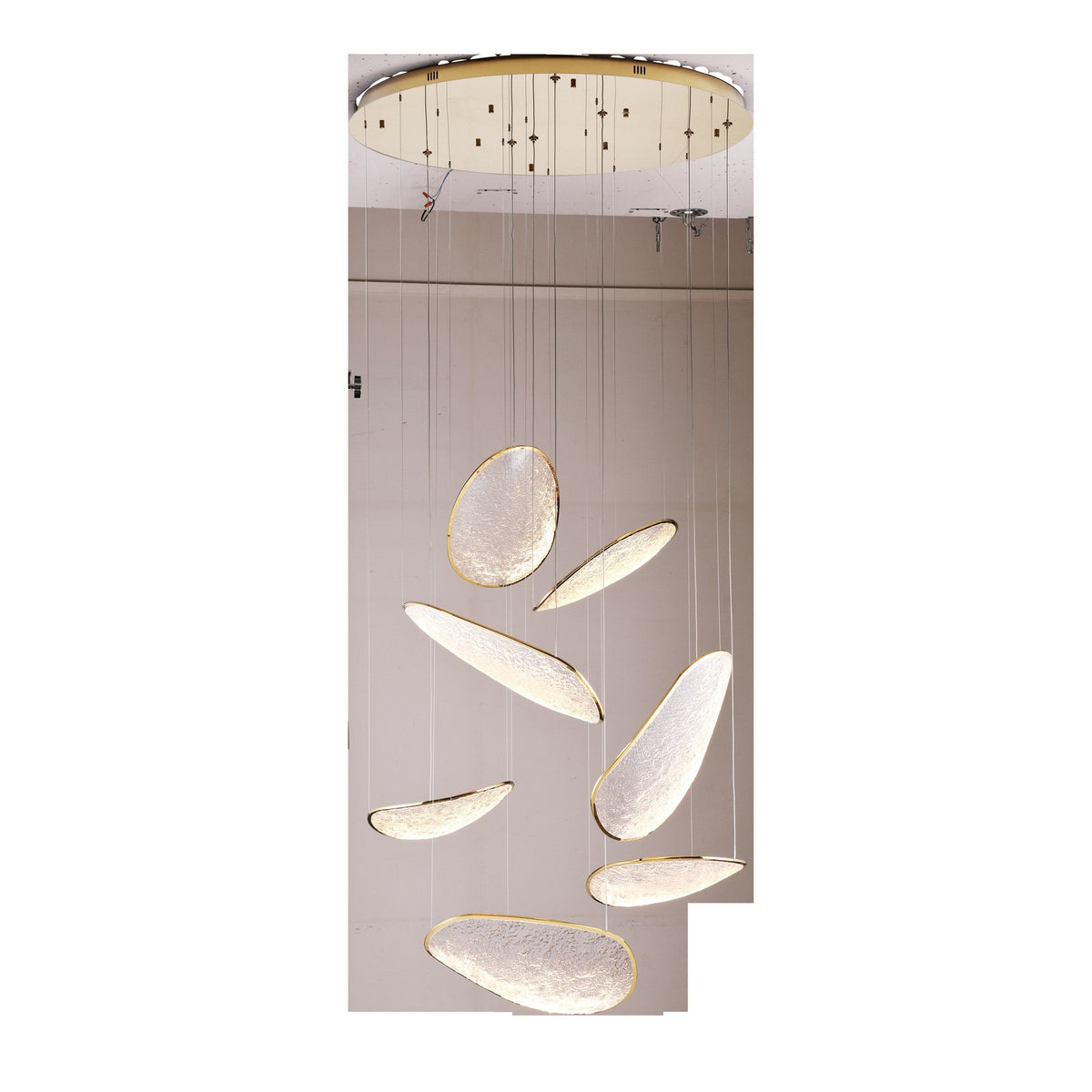 Suspension Empire 7 lumières Métal doré avec plafonnier rond et sept galets d'acrylique texturé cerclés de métal