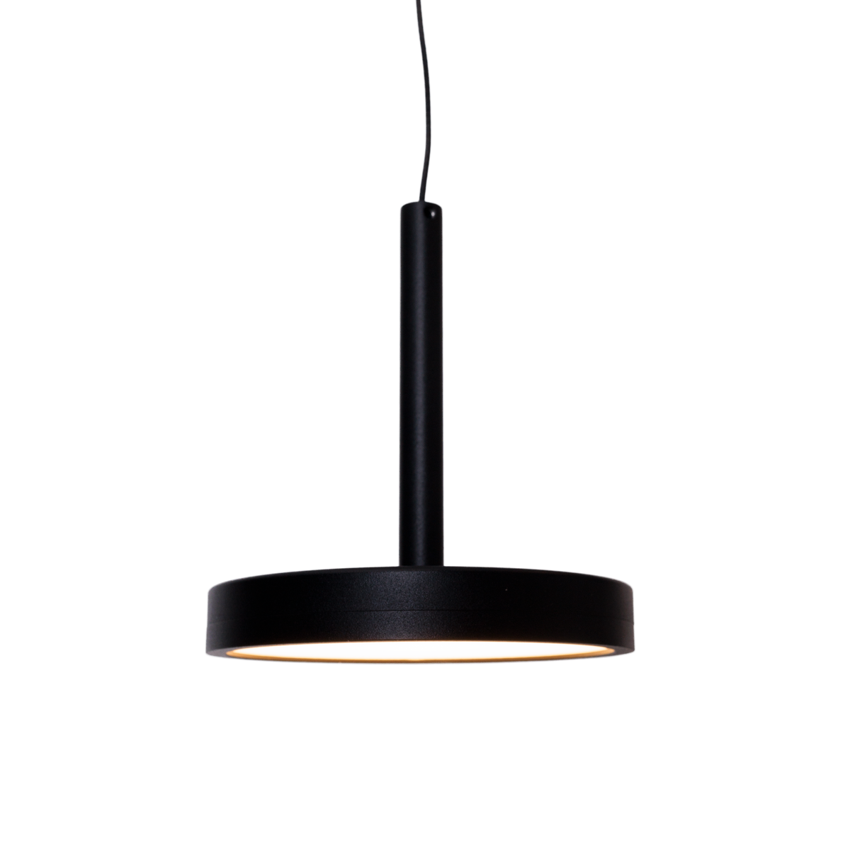 Tête de la suspension Ibiza en gros plan tube et disque en métal noir mat avec diffuseur opale allumé dessous