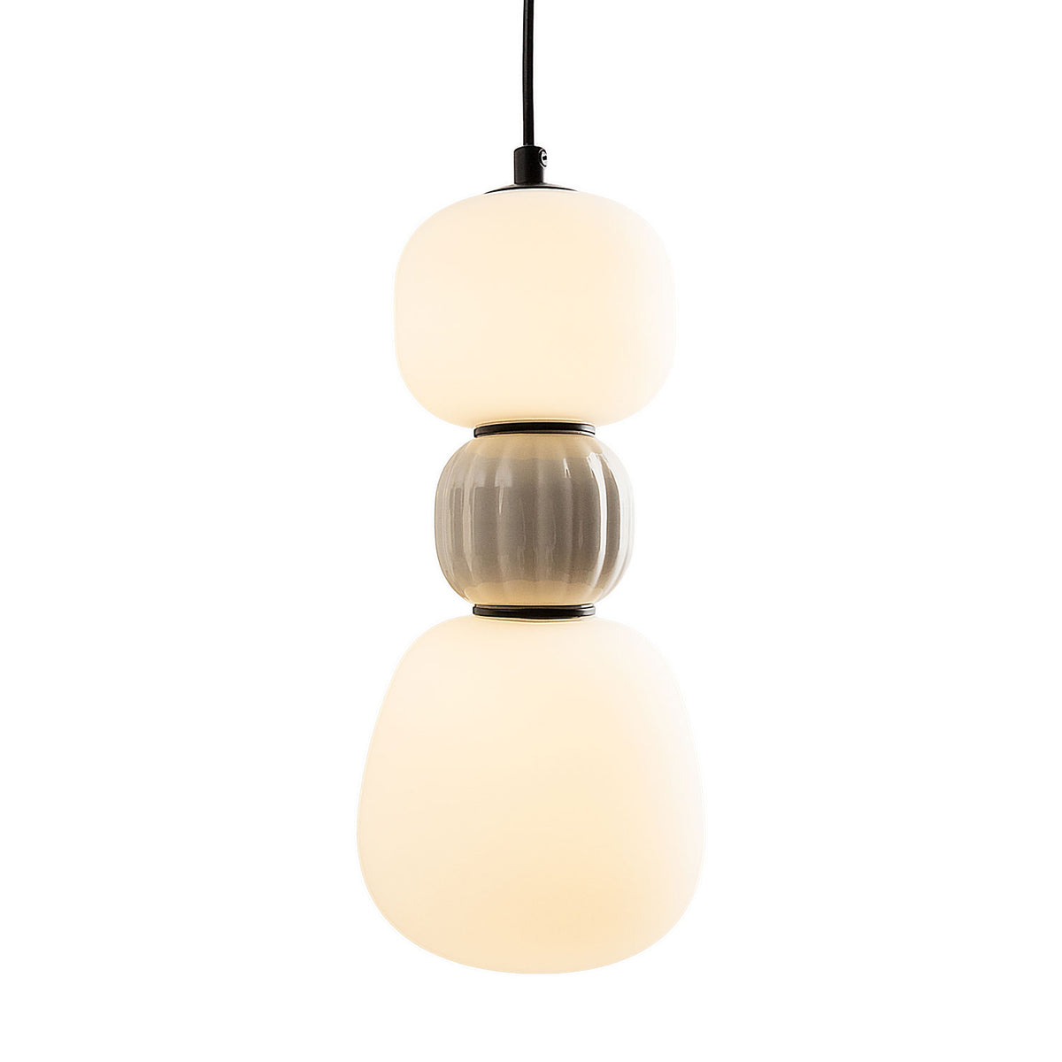 Suspension Modern blanc gris allumée avec sa perle nervurée entre deux globes opale