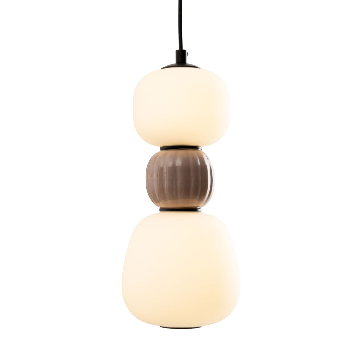 Suspension Modern rose poudré allumée avec sa perle nervurée entre deux globes opale