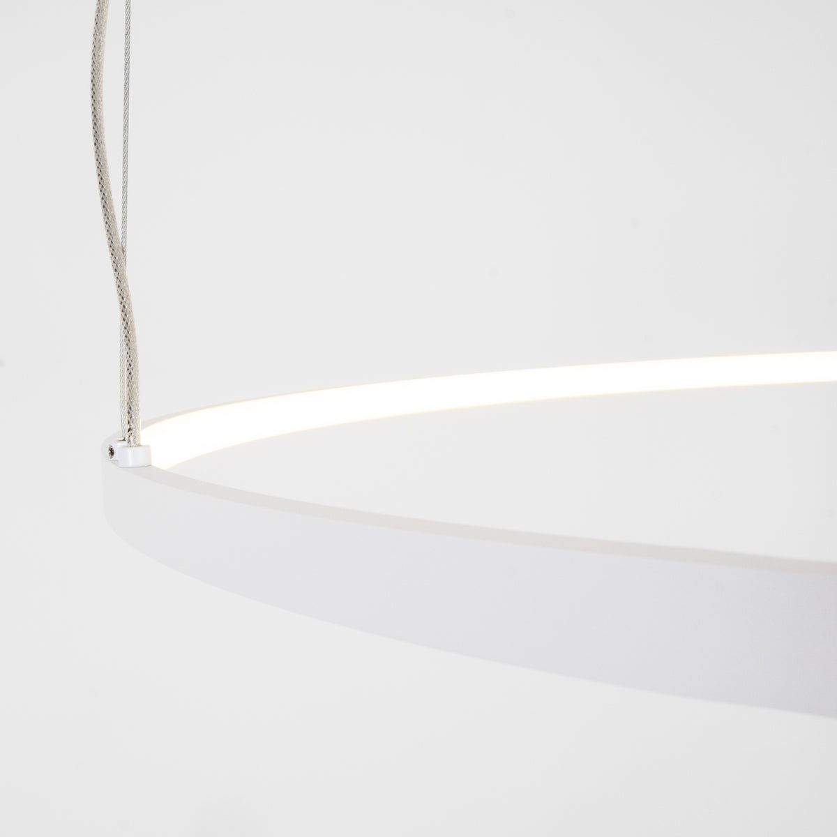 Détail de l'anneau Métal blanc 60 cm de la suspension Visual avec son diffuseur allumé et son câble tressé
