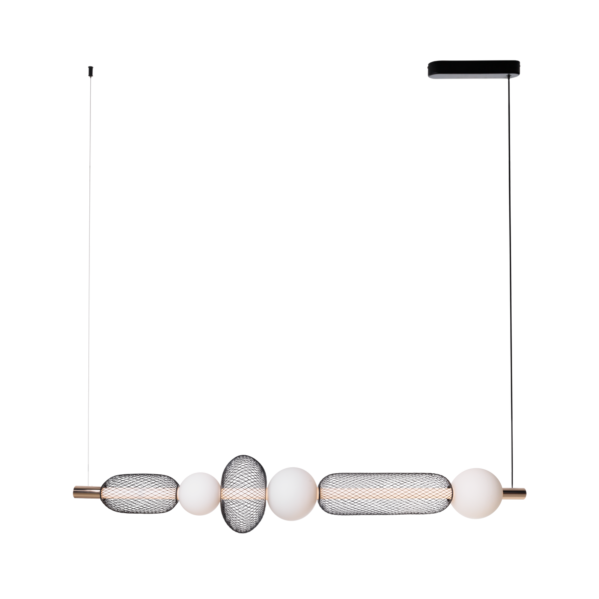 Suspension linéaire Bora C avec sphères de verre opale et résilles de métal noir suspendue à deux câbles