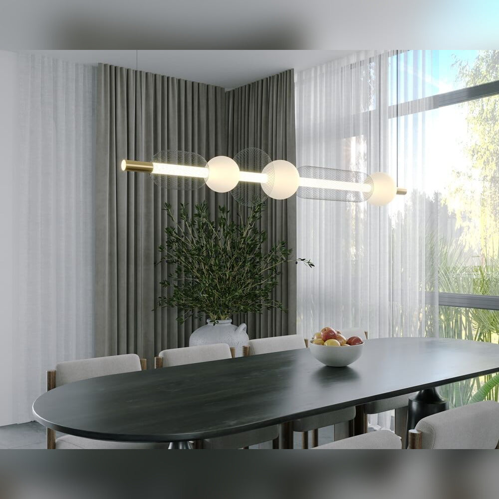 Suspension Bora C allumée au-dessus d'une table ovale en bois sombre entourée de chaises claires