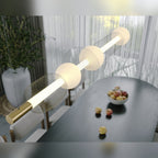 Suspension Bora C allumée vue en plongée avec son tube lumineux à travers les résilles au-dessus d'une table