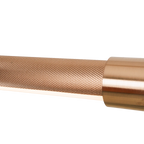Détail du tube quadrillé de la suspension Flusore cuivre brossé et de sa ligne lumineuse