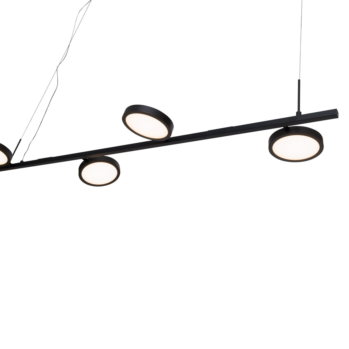 Détail des disques lumineux de la suspension Ibiza allumés et orientés sur la barre noire