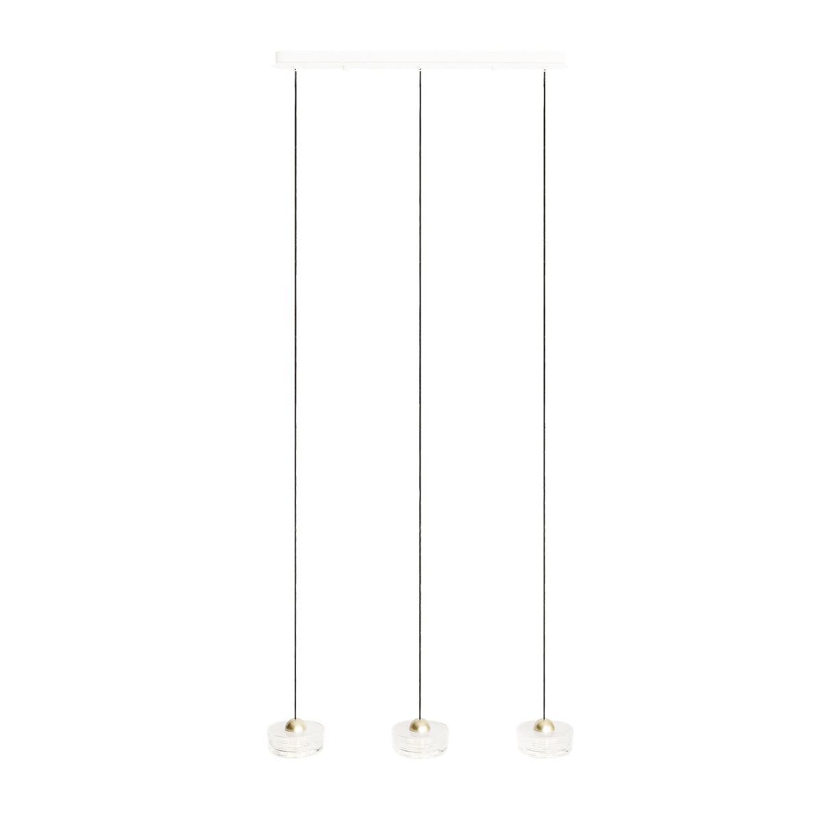 Suspension linéaire Lipari III trois diffuseurs en acrylique strié à dôme doré sous une barre de fixation blanche