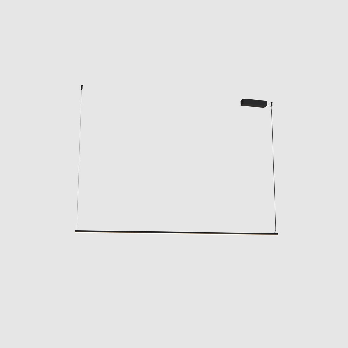 Suspension linéaire Longi 150 cm sur fond gris avec sa barre noire tenue par deux câbles et son boîtier d'alimentation au plafond