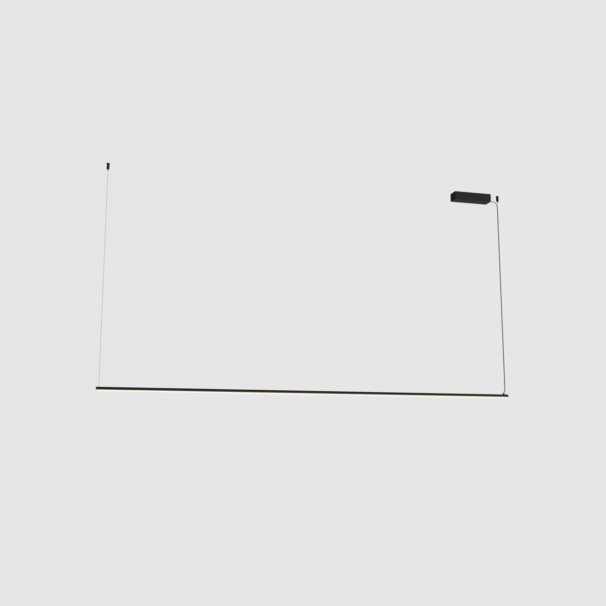 Suspension linéaire Longi 200 cm sur fond gris avec sa longue barre noire tenue par deux câbles et son boîtier d'alimentation