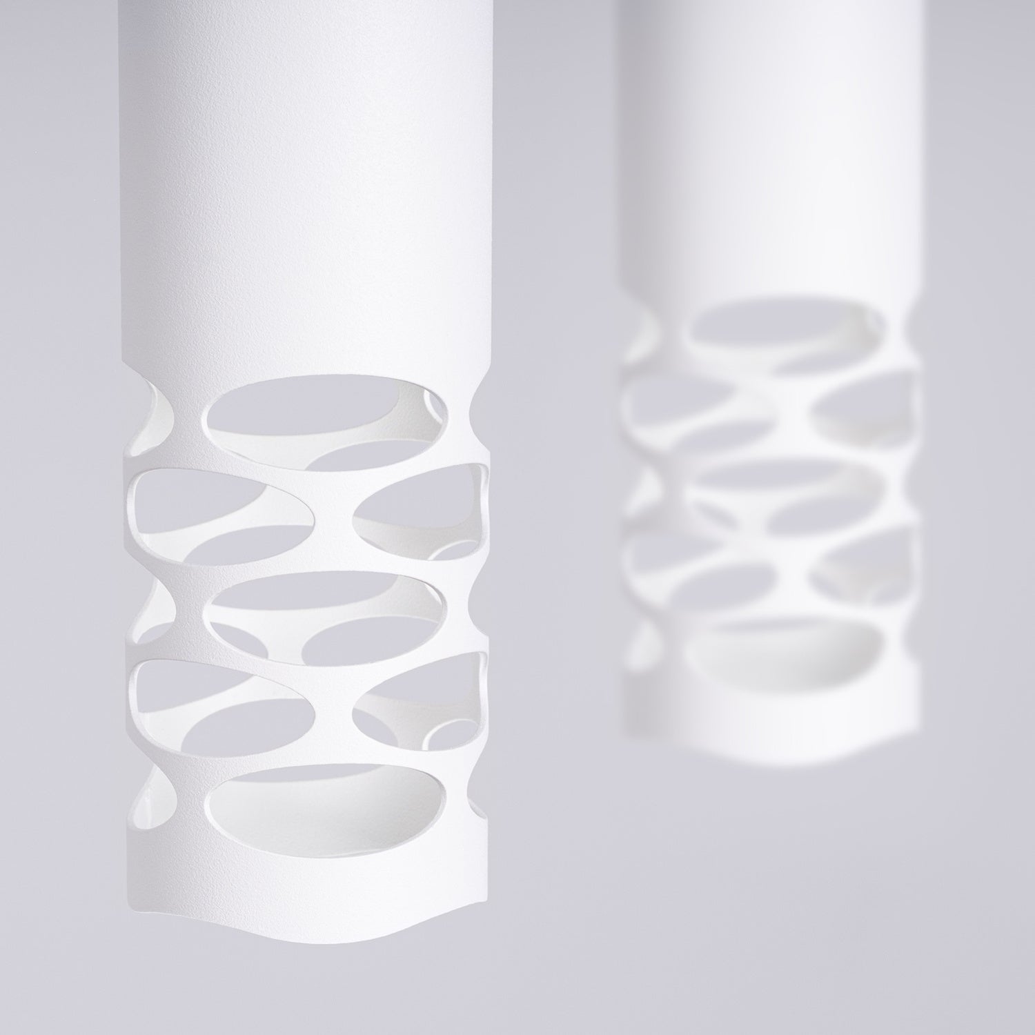 Suspension Liro 2 tubes ajourés acier blanc GU10, faisceau vers le bas