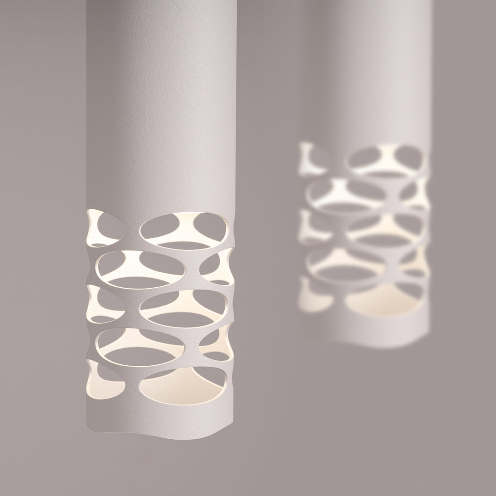 Suspension Liro 2 tubes ajourés acier blanc GU10, détail de la bande ajourée