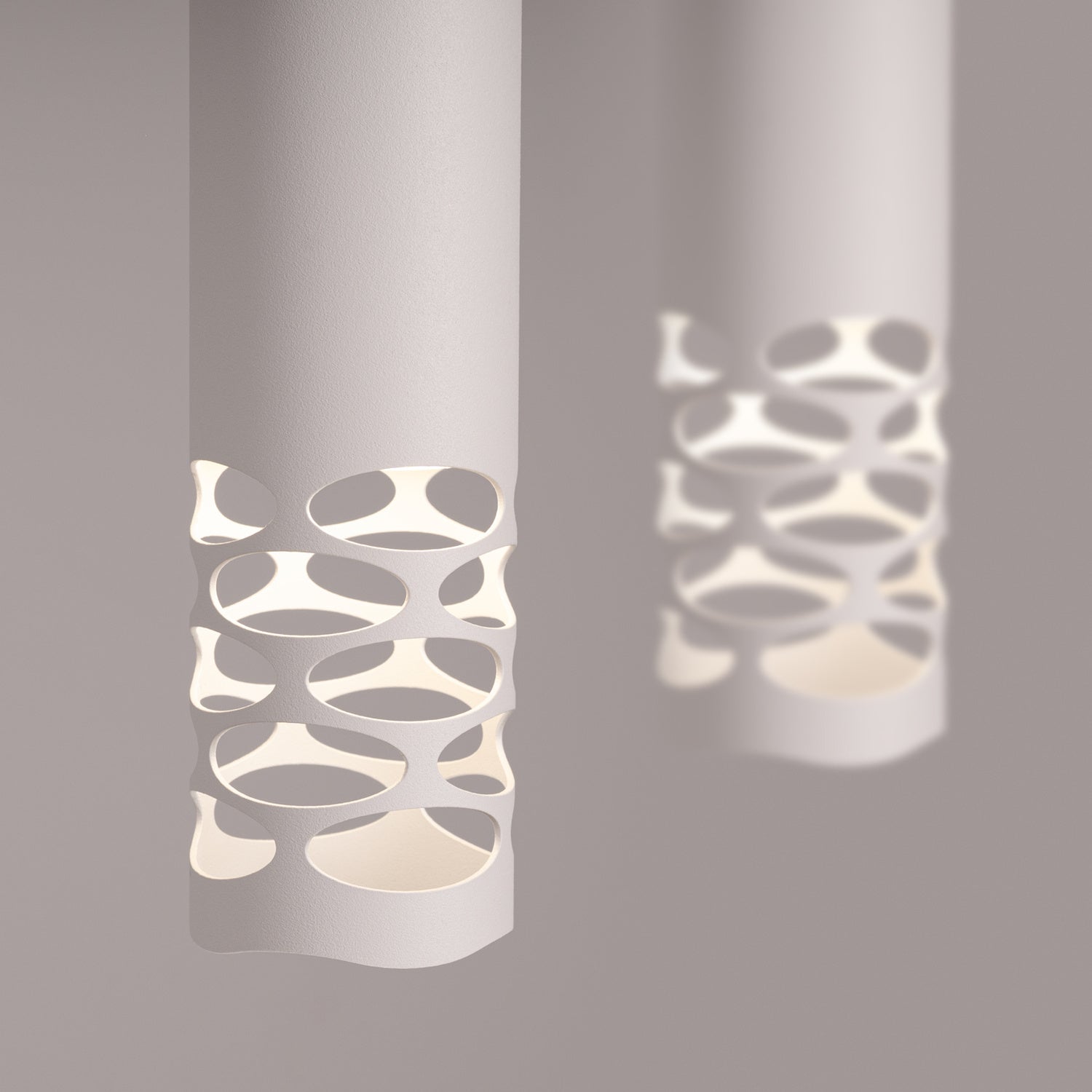 Suspension Liro 2 tubes ajourés acier blanc GU10, détail de la bande ajourée