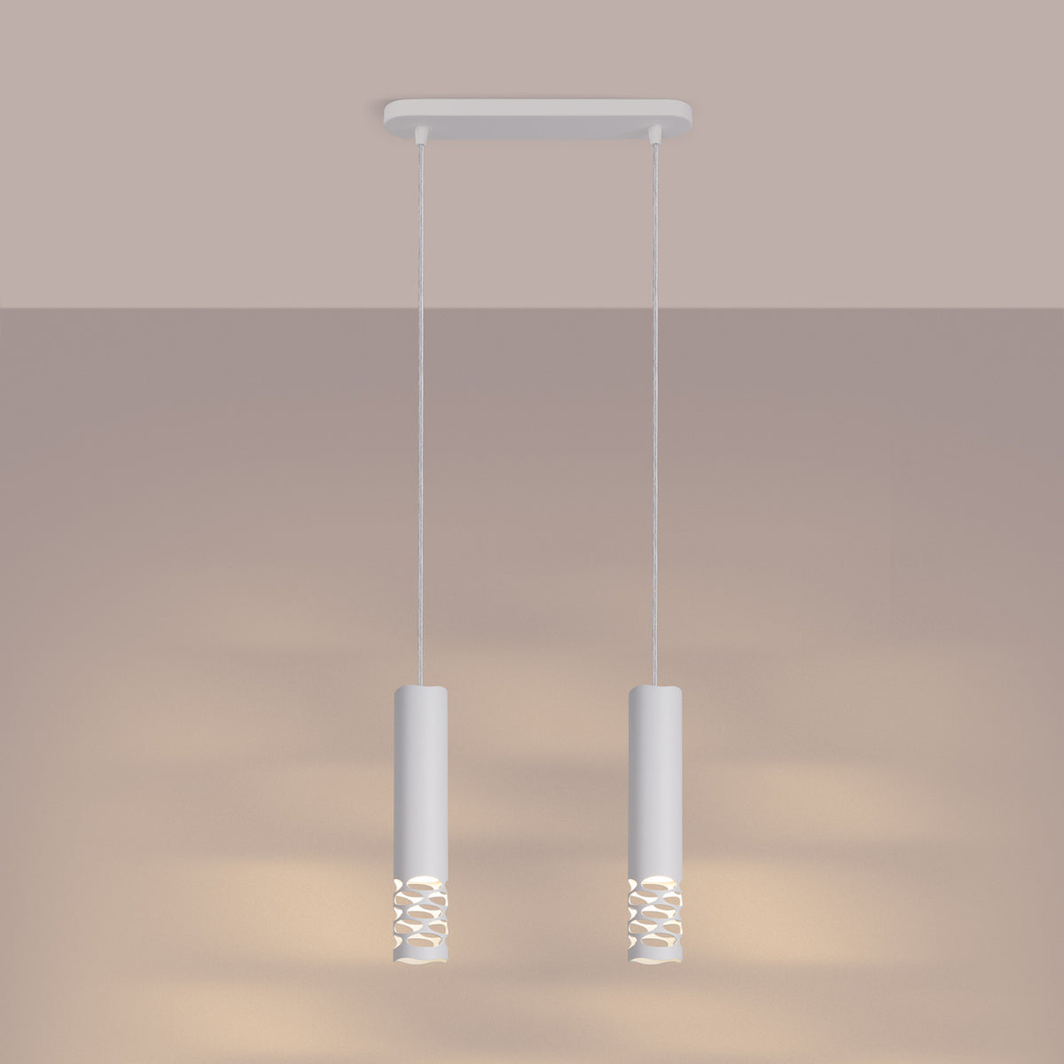 Suspension Liro 2 allumée avec la lumière qui filtre par les ovales ajourés des deux tubes