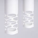 Gros plan sur la maille d'ovales des tubes en acier blanc mat de la suspension Liro 2