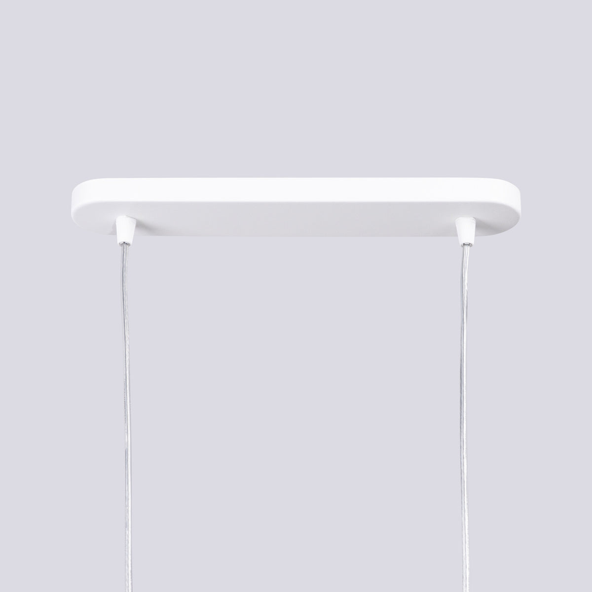 Rosace oblongue en acier blanc de la suspension Liro 2 et ses deux câbles transparents