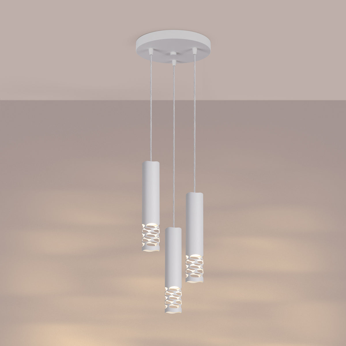 Suspension Liro trois tubes allumée avec la lumière qui filtre par les ovales ajourés