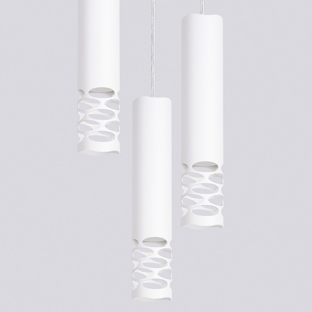 Partie basse ajourée d'ovales et bords ondulés des trois tubes en acier blanc de la suspension Liro