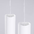Haut ondulé des tubes en acier blanc de la suspension Liro traversés par leur câble transparent