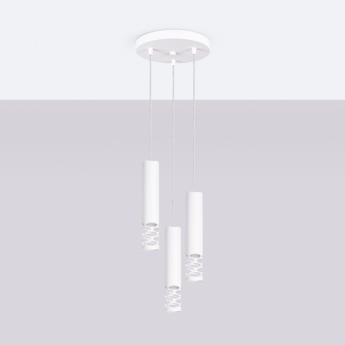 Suspension Liro trois tubes en grappe fixée à un plafond blanc à hauteurs décalées
