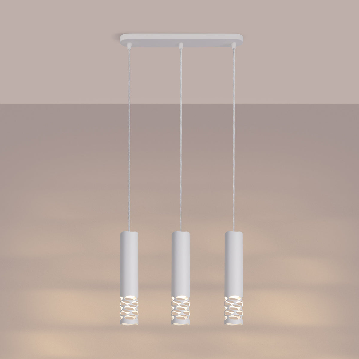 Suspension Liro 3 acier blanc allumée avec la lumière qui filtre par la maille d'ovales des tubes
